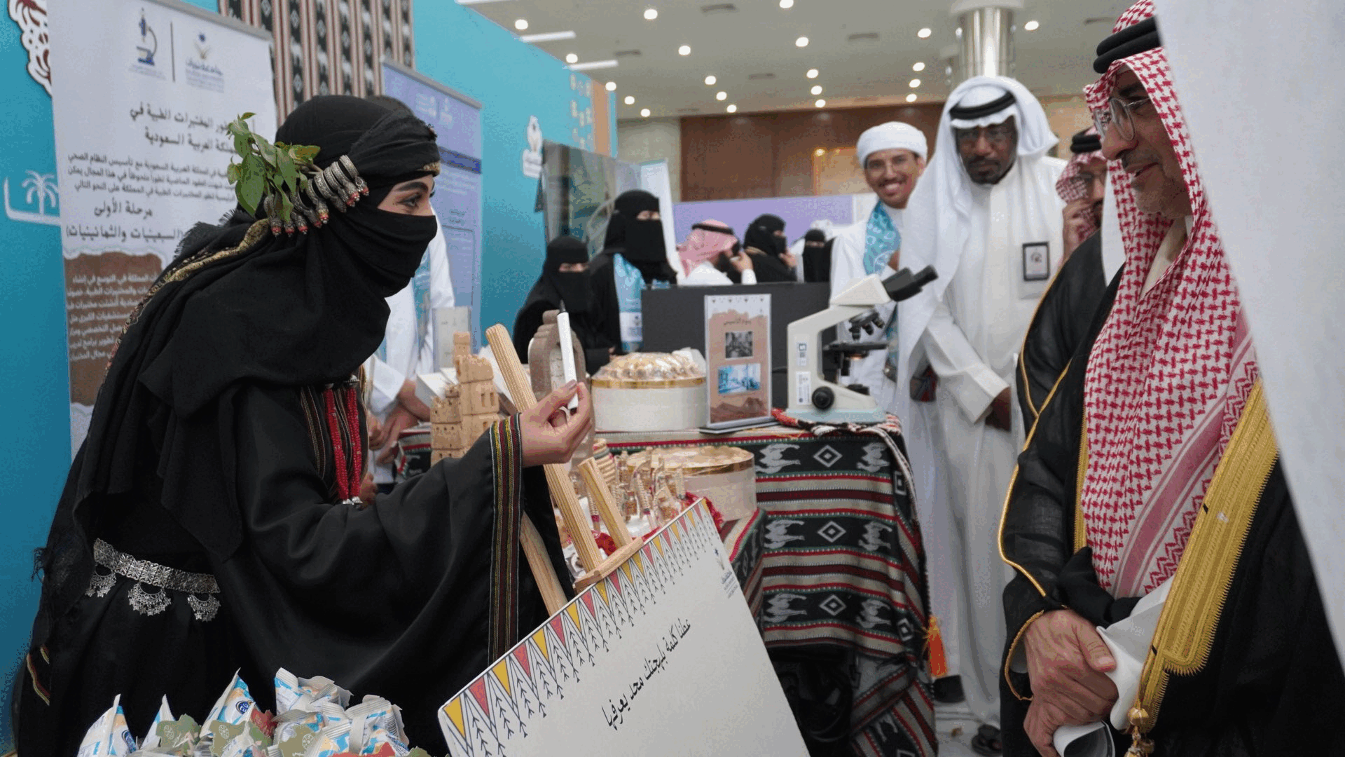 زيارة رئيس الجامعة لركن الكلية في معرض كرنفال يوم التأسيس
